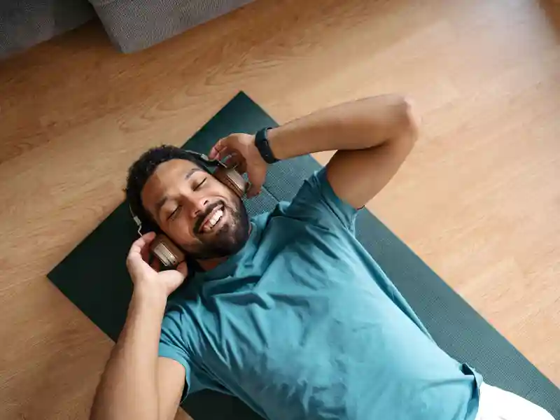 A man enjoys listening to headphones during his workout.
